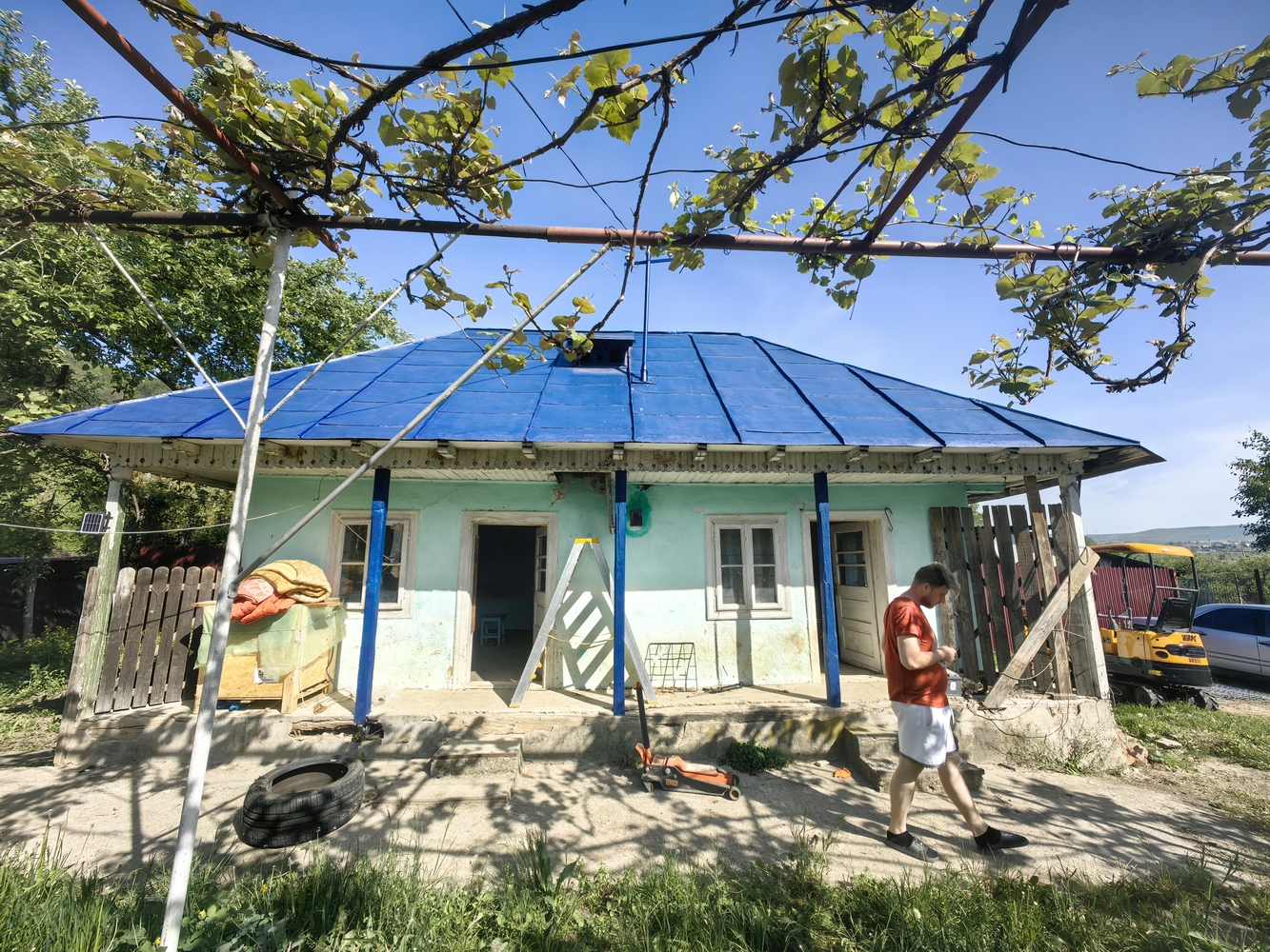 Casa nouă în contrast cu cea veche
