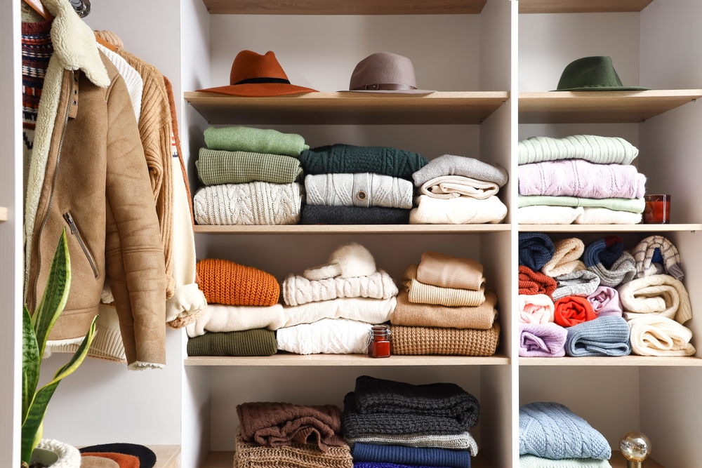 solutii de organizare pentru dulap rafturi cu pulovere colorate impaturite 