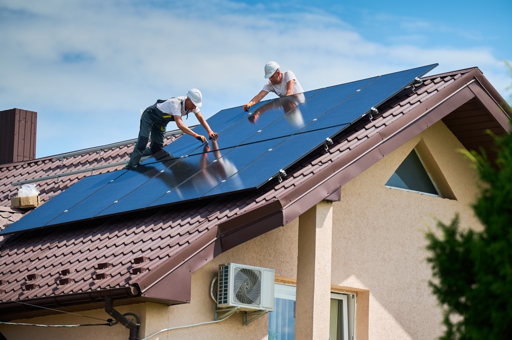 instalare panouri fotovoltaice pe casa de către echipa de specialiști