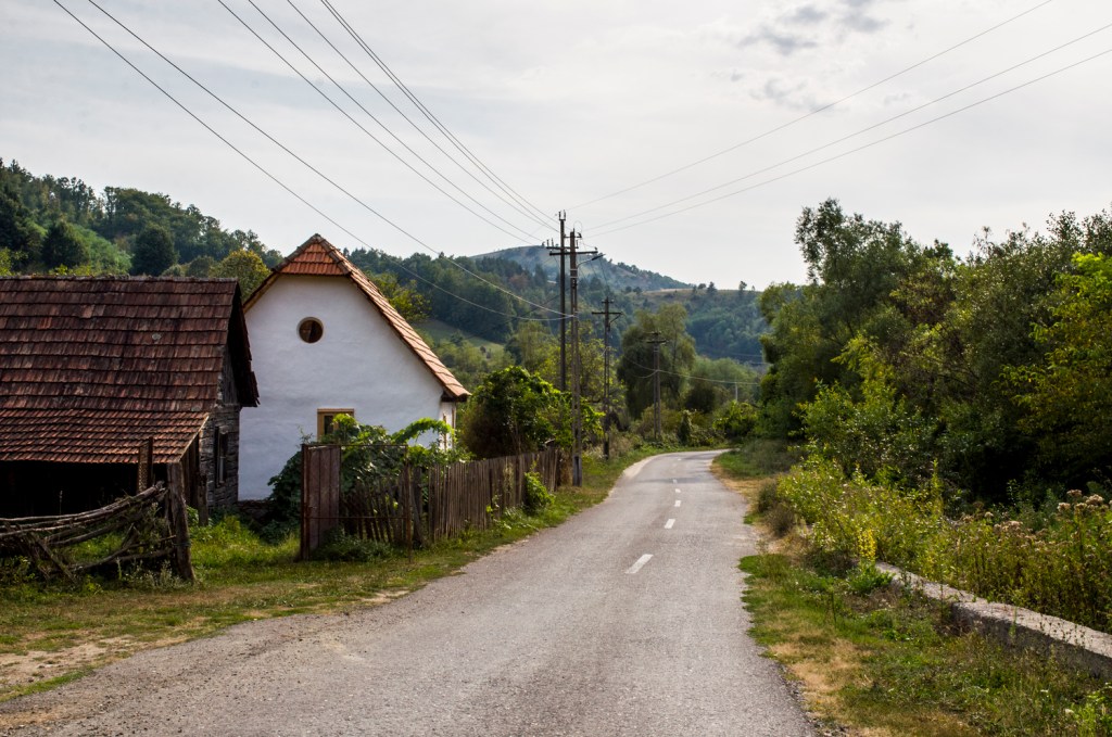 Roșia Nouă este o localitate izolată, cu puțin peste 200 de locuitori, flancată de dealuri împădurite