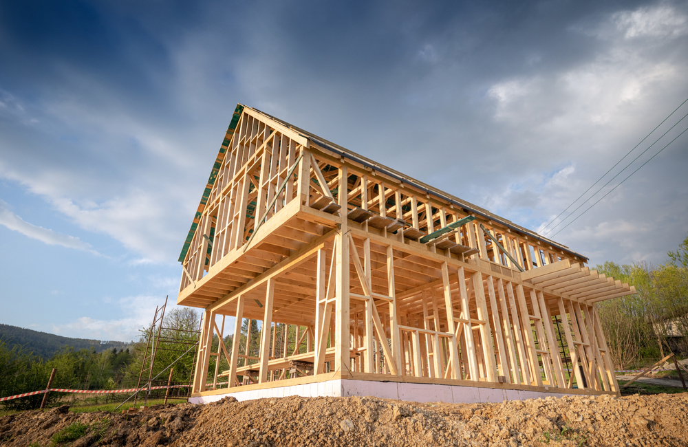 casa pe structura de lemn in constructie cu fundație din beton