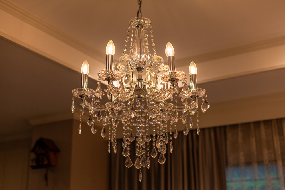 candelabru mare luminat în camera mare