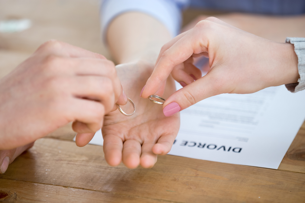 divorț soți care lasă inelele de logodnă și dezbat in contract cui rămâne apartamentul luat in rate