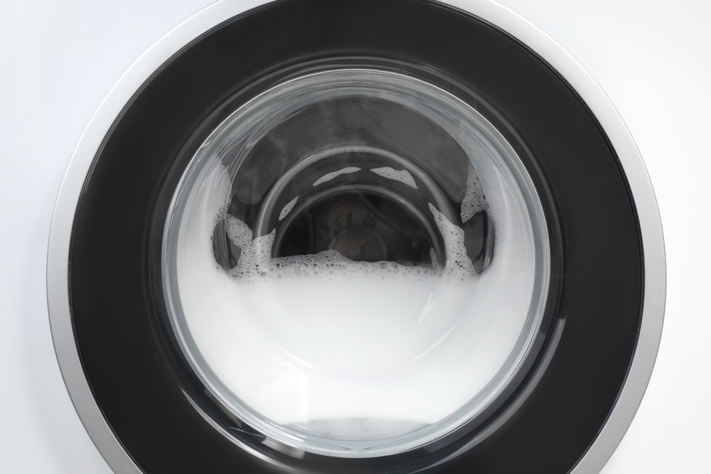 mașina de spălat haine cu haine la spălat in spuma de detergent
