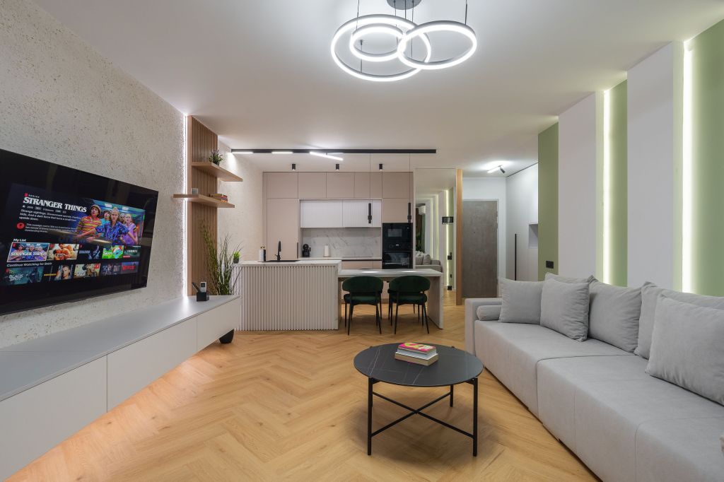 Apartamentul de 55 de metri pătrați a devenit mai spațios datorită contrastului de culori - FOTO: Vlad Nistor Photography 