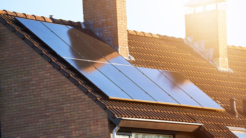 panouri fotovoltaice montate pe casa expunere soare pentru producție curent 