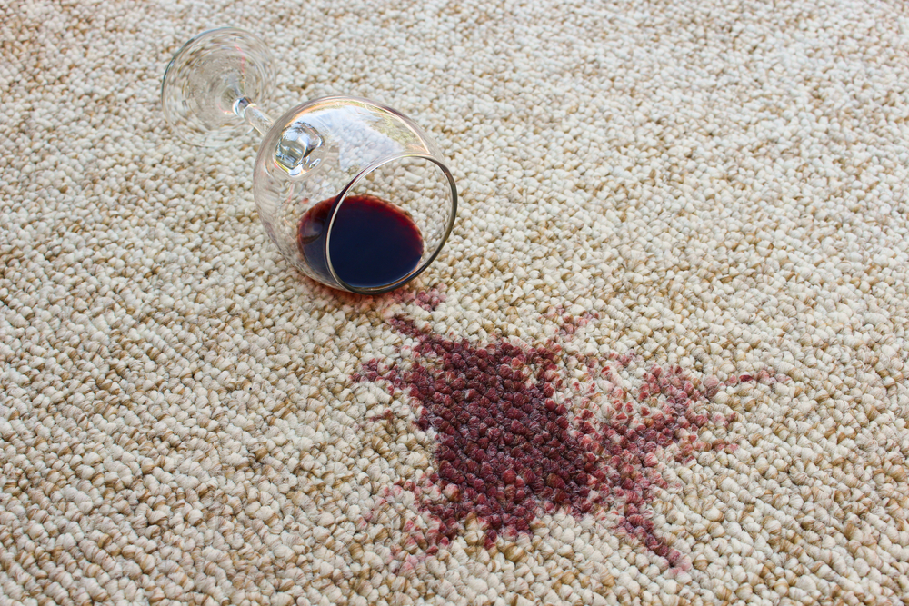 pahar de vin roșu pe pe covor