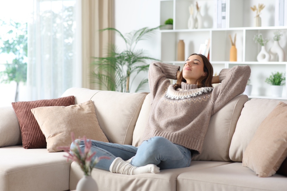 staycation idee relaxare acasa femeie care se relaxează pe canapea la început de an