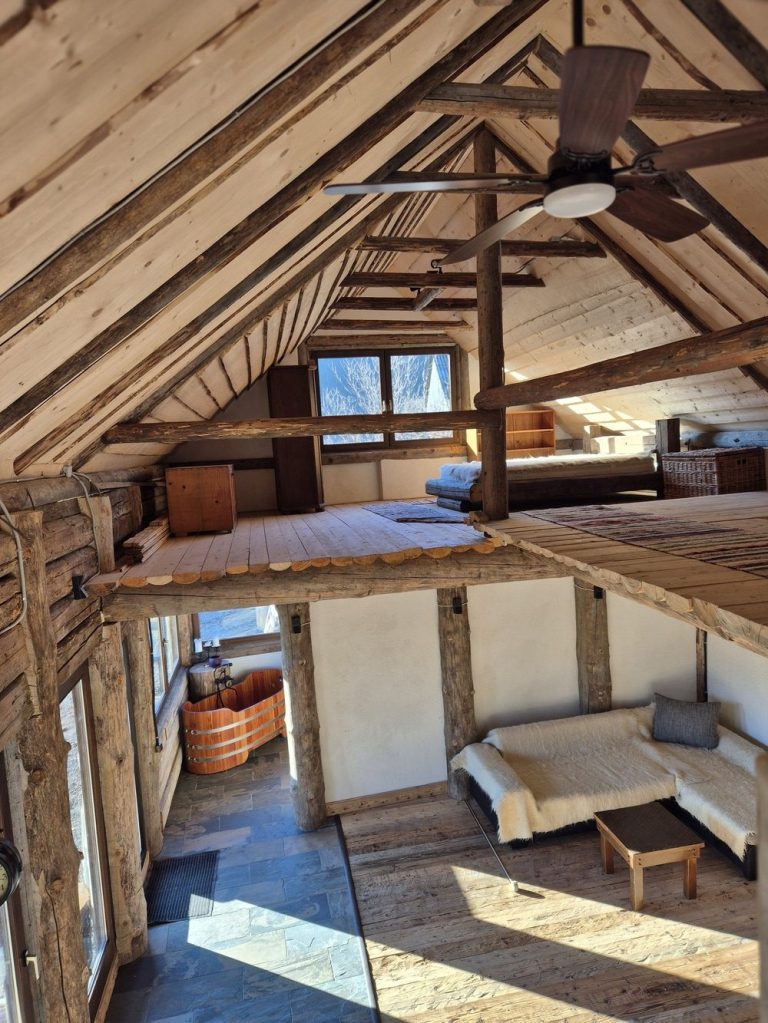 Casa are o suprafață de 84 metri pătrați amprentă la sol