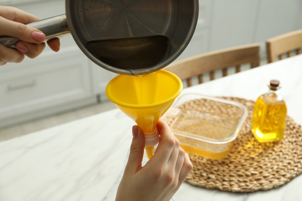 reciclare ulei măsline expirat turnat in recipiente dupa ce s-a răcit 